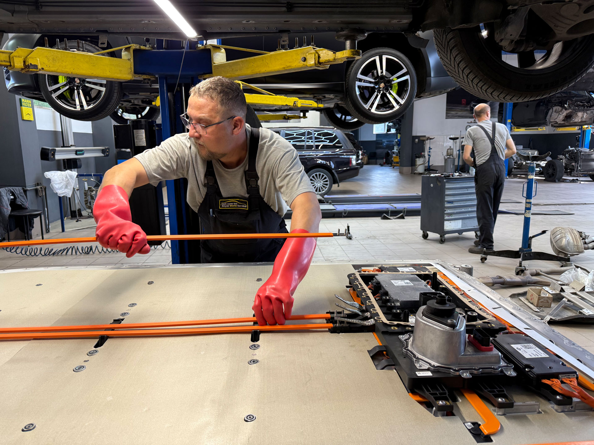 Ремонт електричних і гібридних Land Rover - Royal World Service