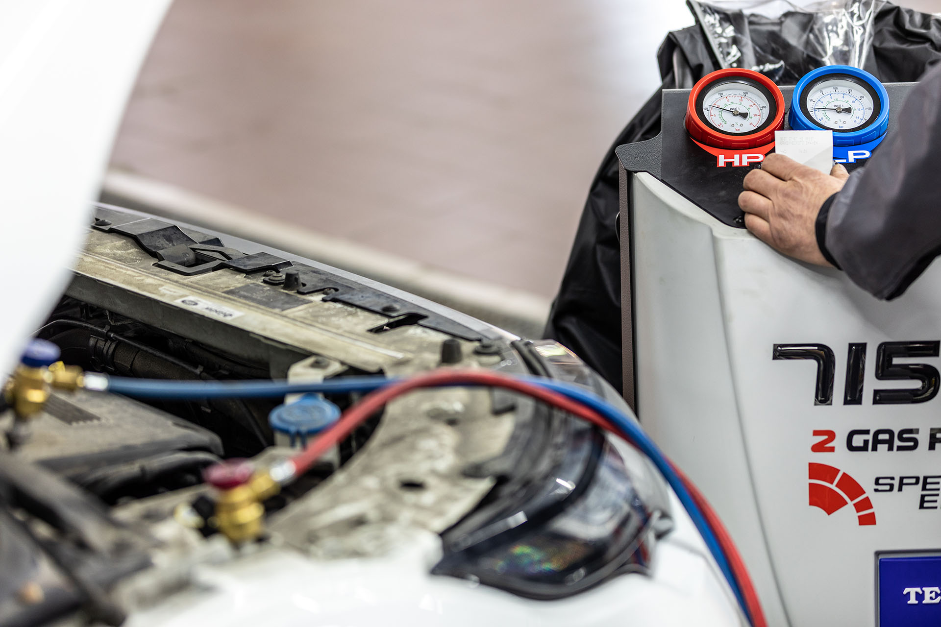 Ціна заправки кондиціонера - Royal World Service