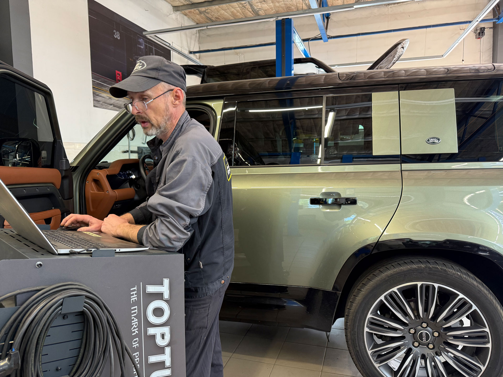 Комп’ютерна діагностика Land Rover Defender - Royal World Service