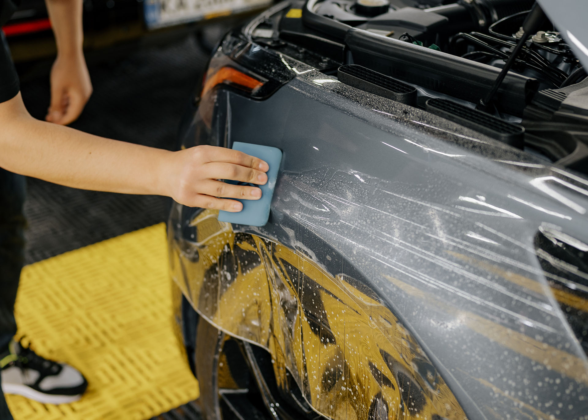 Повна оклейка кузова антигравійною плівкою - Royal World Service