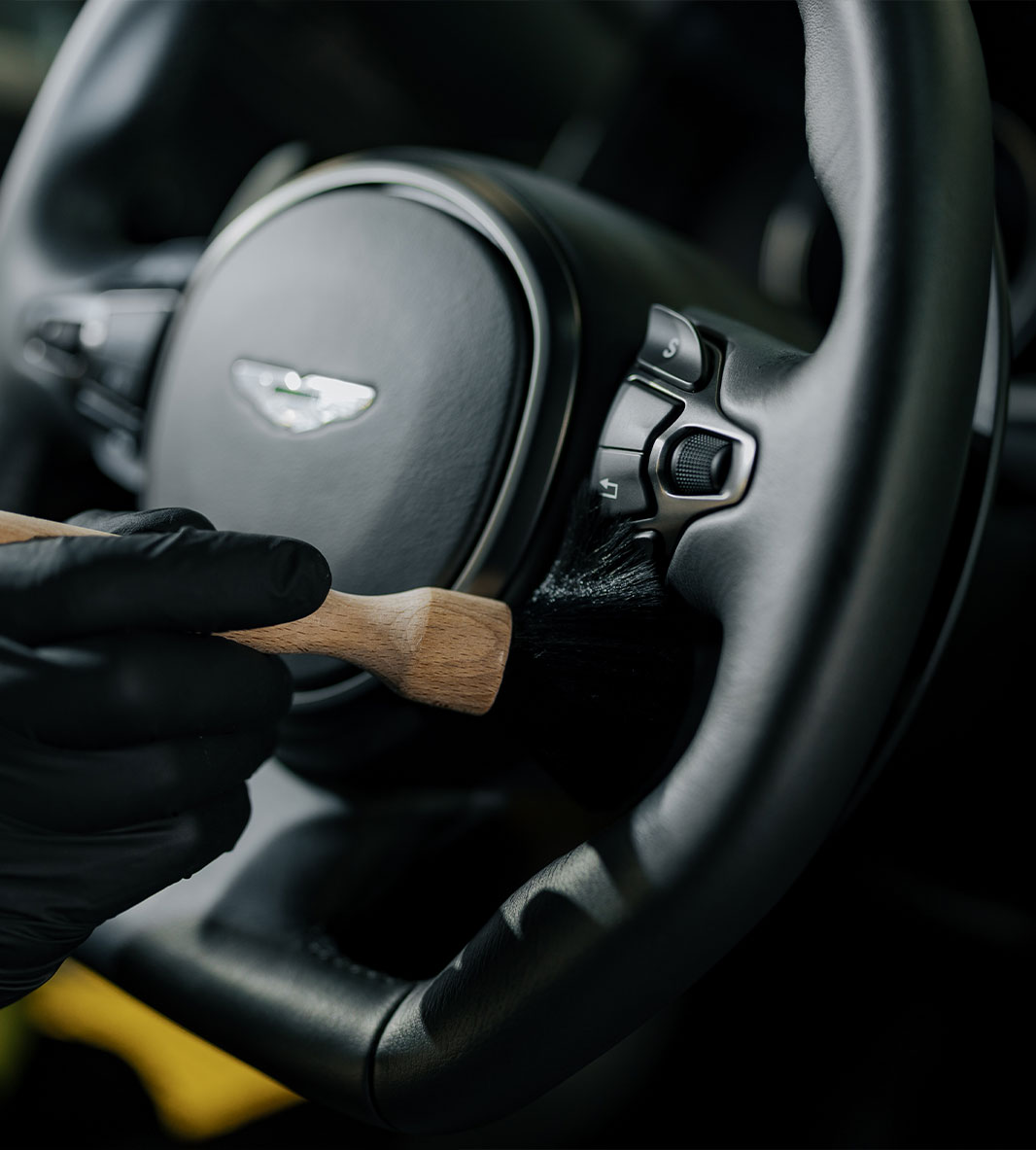 Реставрація, перетяжка та захист шкіри в салоні автомобіля