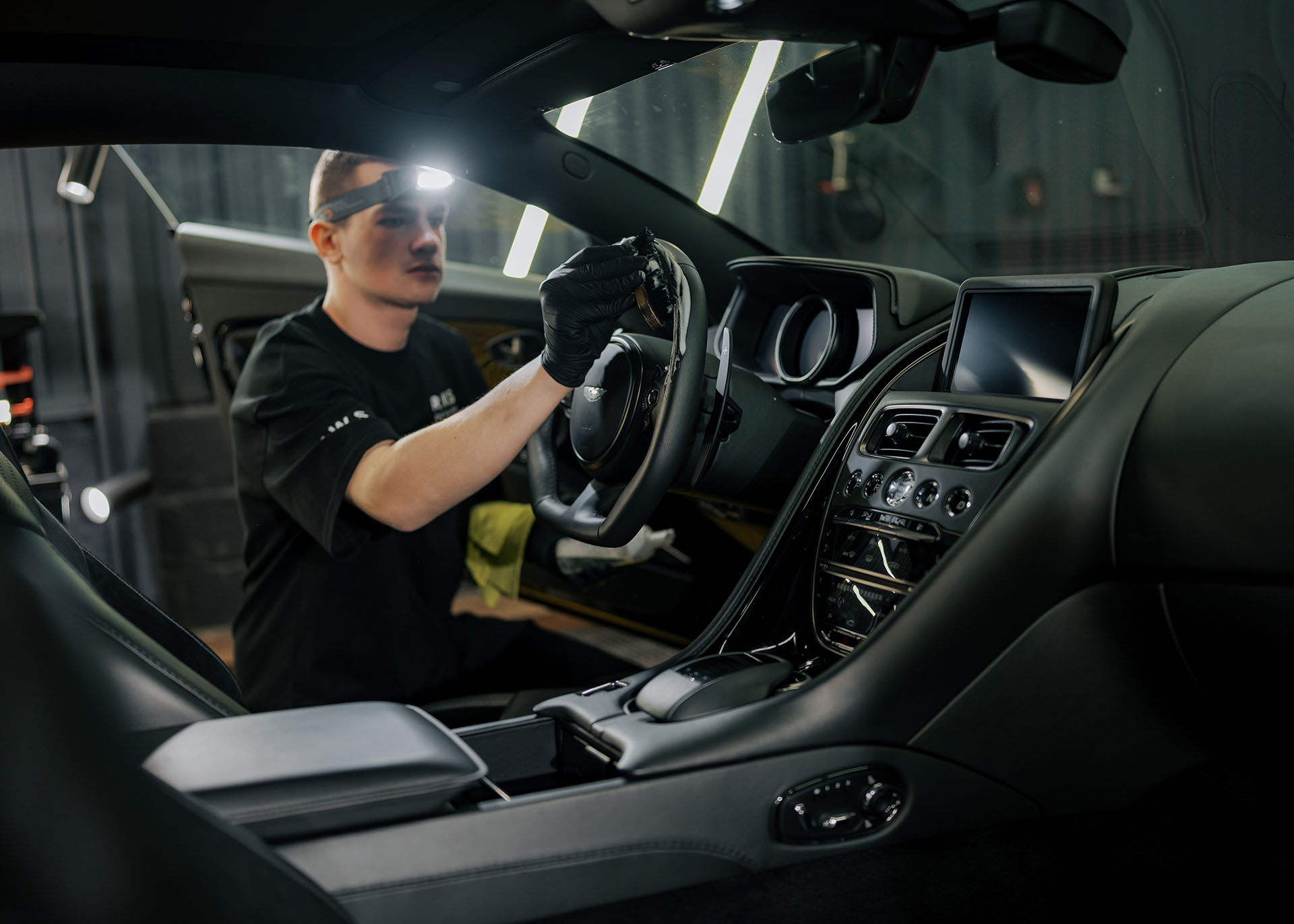 Повна хімчистка салону - Royal World Service