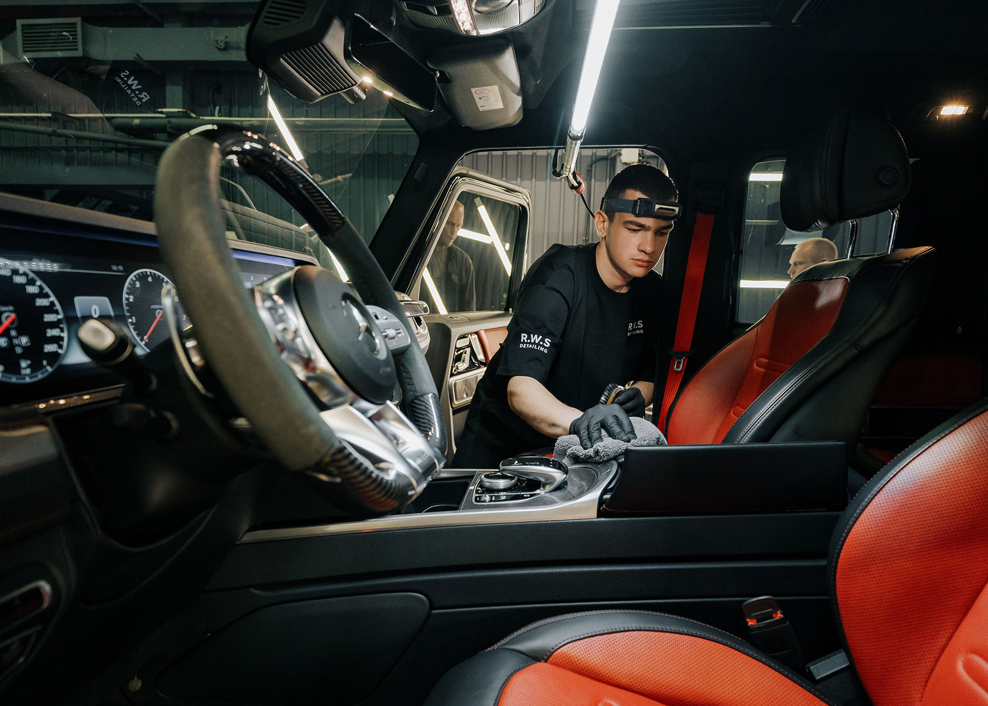 Повна перетяжка шкіряних елементів салону - Royal World Service